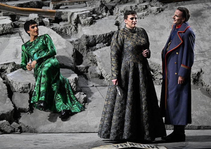 Cameron Shahbazi als Mascha, Aryeh Nussbaum Cohen als Olga und Ivan Lodlow in der Rolle des ...