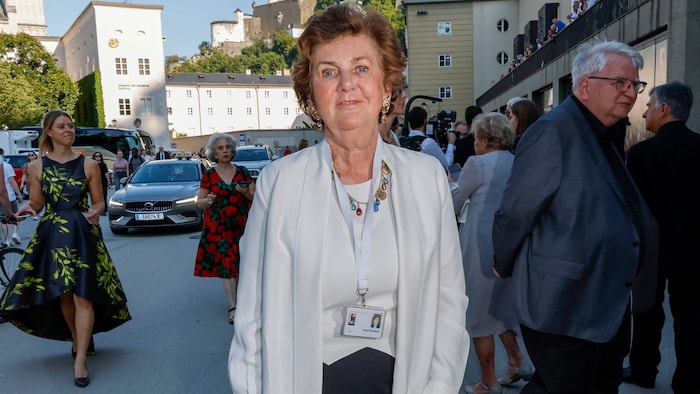 Das Foto darauf mag etwas älter sein, der Ausweis sei aber echt, versicherte Helga Rabl-Stadler.
