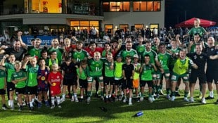 Großer Jubel in St. Johann nach dem Derby-Sieg gegen Bischofshofen.