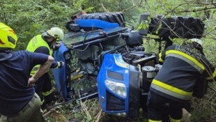Die Feuerwehren Tröpolach und Hermagor sicherten den Traktor vor einem weiteren Abrutschen