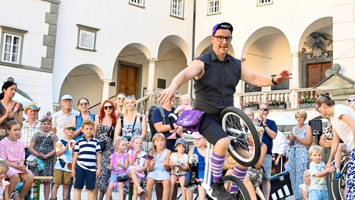 Staunend beobachten die Kinder den Akrobaten – danach geht es wieder zu den Spielestationen in ...