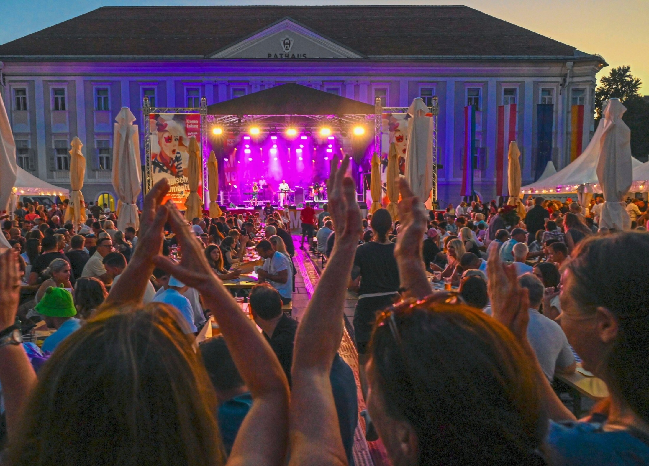Beste Stimmung vor der „Krone“-Bühne am Neuen Platz