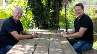 Toni Polster (li.) und Andi Herzog vereinen auf der Bühne die Kräfte.