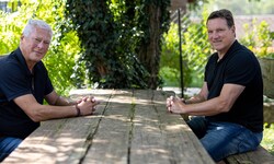 Toni Polster (li.) und Andi Herzog vereinen auf der Bühne die Kräfte.