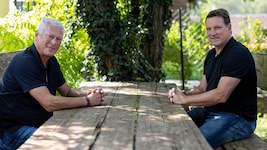 Toni Polster (li.) und Andi Herzog vereinen auf der Bühne die Kräfte.
