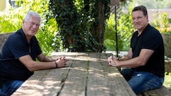 Toni Polster (li.) und Andi Herzog vereinen auf der Bühne die Kräfte.
