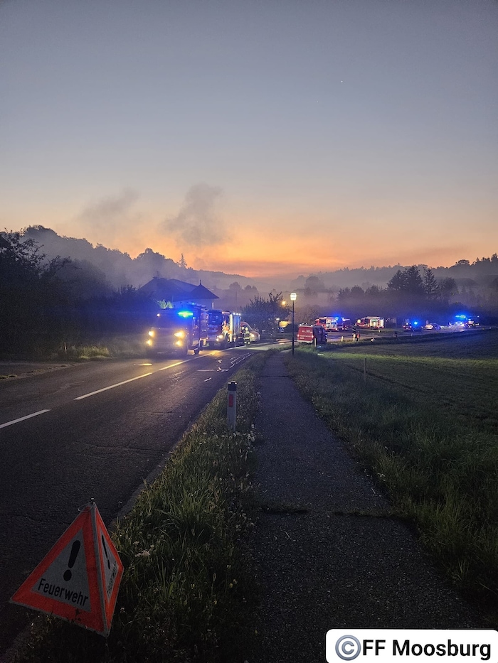 Großaufgebot an Feuerwehrkräften in Moosburg.