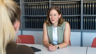 Claudia Plakolm im Gespräch mit der „Kärntner Krone“
