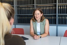 Claudia Plakolm im Gespräch mit der „Kärntner Krone“