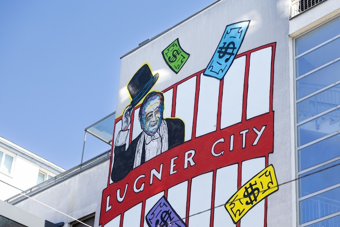 Könnte hier nun der Richard-Lugner-Platz entstehen? Auf seinem Shopping-Center ist der ...