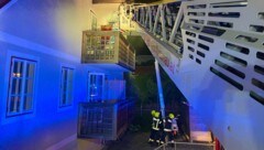 Sechs Personen wurden mit Leitern gerettet, insgesamt mussten 15 Bewohner betreut werden.