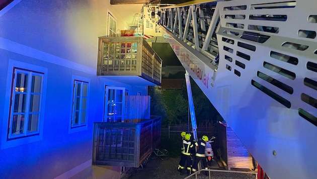 Sechs Personen wurden mit Leitern gerettet, insgesamt mussten 15 Bewohner betreut werden.