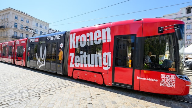 Die „Krone“-Straßenbahn zeigt sich ab sofort im brandneuen Design – im Dialekt, mit frischen ...