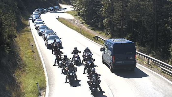 Auch Biker standen am Fernpass im Stau.