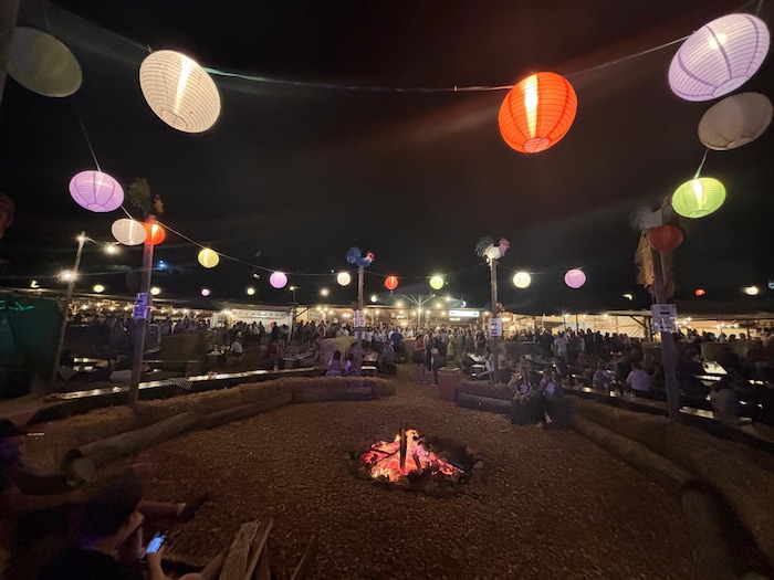 Lagerfeuer, Live-Musik und ein einzigartiges Ambiente.