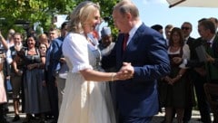 Kneissl tanzte auf ihrer Hochzeit mit Putin – und beleidigte aus Russland jüngst merhfach ihre ...