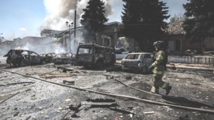 Schäden nach einem russischen Drohnenangriff in Donezk