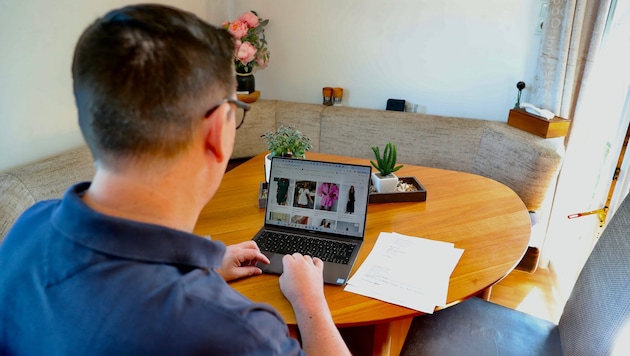 Rudolf R. vor der Website, die ihn getäuscht hatte