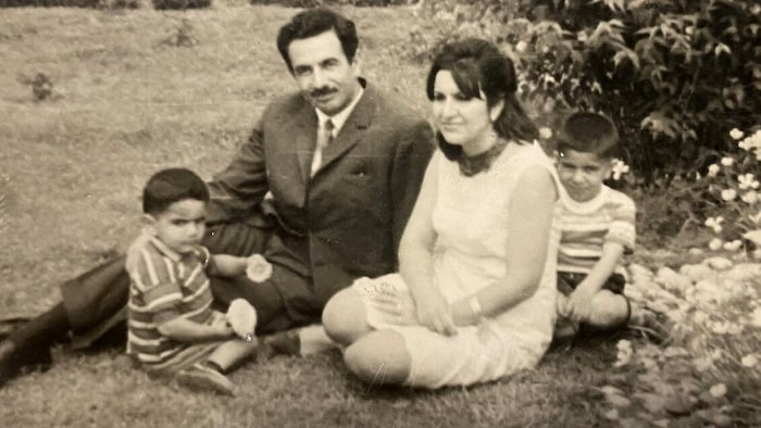 Babak Parsaei (li.) mit seinen Eltern und seinem Bruder im Iran.