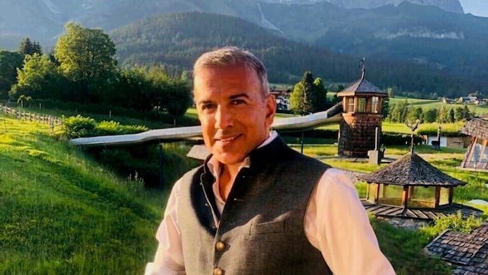 „Bobby“ liebt die Berge und seine Lederhose.