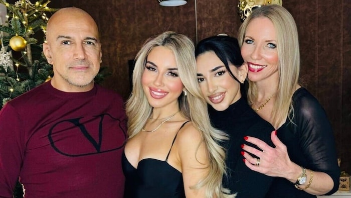Parsaei mit seinen Töchtern Alina, Nina und seiner Ehefrau Brigitte.