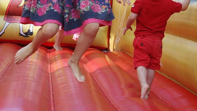 Bei einem Fest in St. Anna am Aigen stürzte eine Hüpfburg um (Symbolbild).