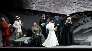 Feiern im Trümmerhaufen: „Drei Schwestern“ und Freunde in der Felsenreitschule.