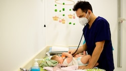 Gerade bei Kinderärzten gibt es einen Mangel an besetzten Kassenstellen. 