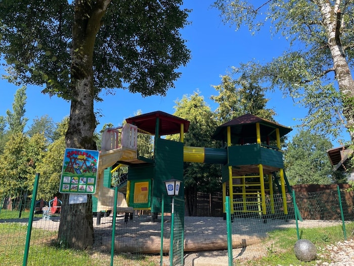 Beliebt ist auch der große Kinderspielplatz nebenan.