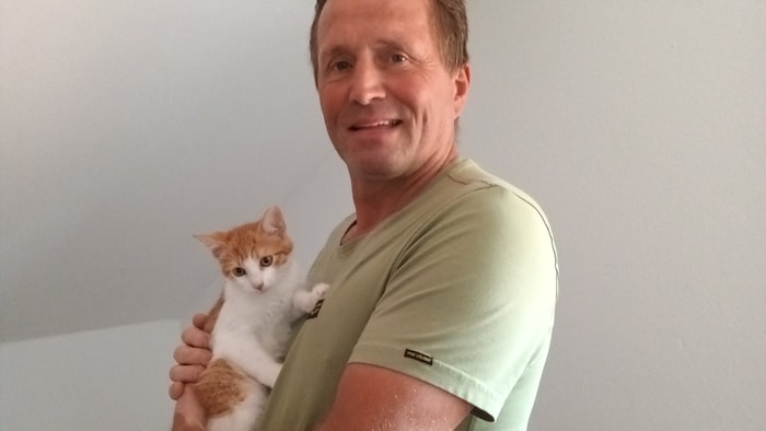 Michael Stracke mit Katzenbaby