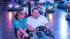 Die Beifahrerin von ÖVP-Klubobmann Bernd Strobl ist bei seinen wilden Fahrkünsten offenbar das ...