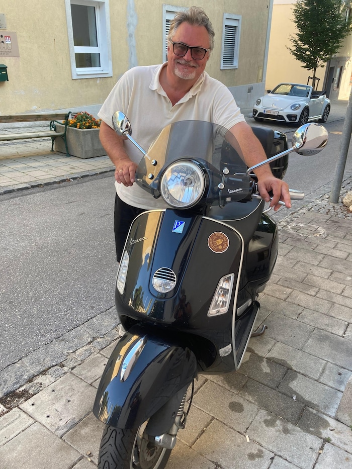 Präsident Alex Rupp mit seiner Vespa.