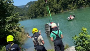 Das gekenterte Feuerwehrboot wurde aus dem Fluss geborgen.