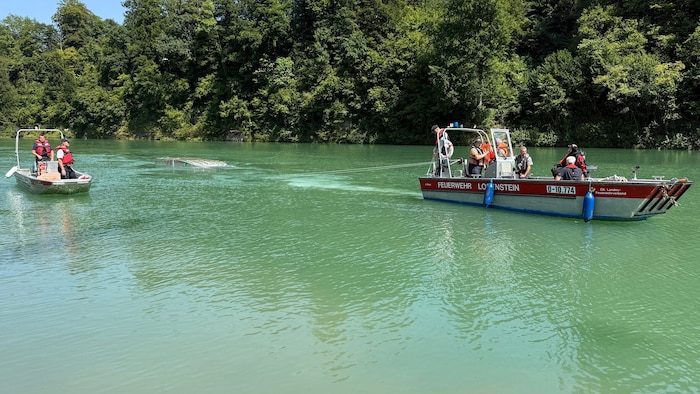 Das Boot wurde zunächst gesichert und zum Ufer gezogen, wo es mit einem Kran aus dem Wasser ...
