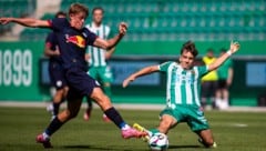 Kampf um jeden Ball zwischen FC Lieferings Moser (li.) und Music.