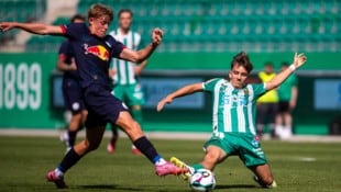 Kampf um jeden Ball zwischen FC Lieferings Moser (li.) und Music.