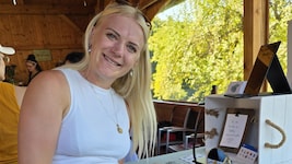 Kathi Truppe bestaunte in Ferlach dann auch die Stücke der Aussteller.