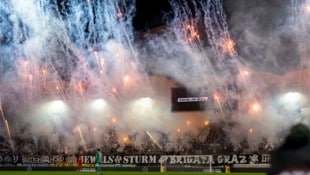 Feuerwerk gibt‘s bei Sturm gegen Rapid oft auch auf den Rängen.