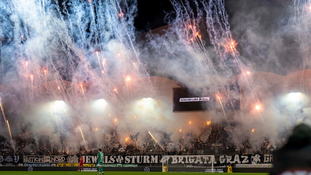 Feuerwerk gibt‘s bei Sturm gegen Rapid oft auch auf den Rängen.