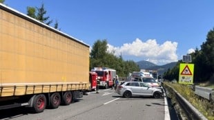 Zahlreiche Einsatzkräfte standen nach dem Unfall im Einsatz.