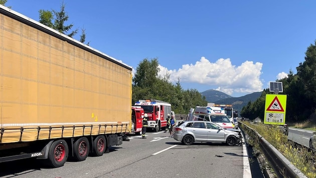 Zahlreiche Einsatzkräfte standen nach dem Unfall im Einsatz.