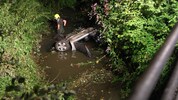 Das schwer beschädigte Auto des Probeführerscheinbesitzers musste von der Feuerwehr aus dem ...