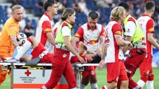 Sota Kitano muss verletzt vom Platz gefahren werden.