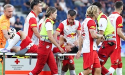 Sota Kitano muss verletzt vom Platz gefahren werden.