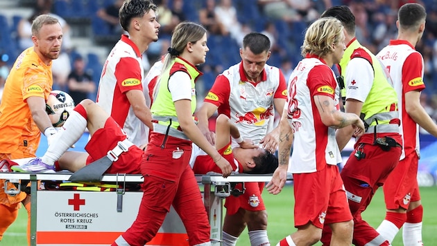 Sota Kitano muss verletzt vom Platz gefahren werden.