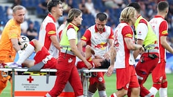 Sota Kitano muss verletzt vom Platz gefahren werden.