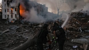 Ukrainische Rettungskräfte nach einem russischen Angriff auf ein fünfstöckiges Wohngebäude in ...