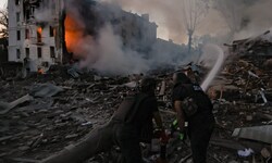 Ukrainische Rettungskräfte nach einem russischen Angriff auf ein fünfstöckiges Wohngebäude in ...