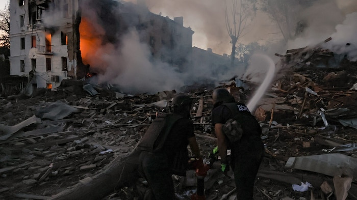 Ukrainische Rettungskräfte nach einem russischen Angriff auf ein fünfstöckiges Wohngebäude in ...
