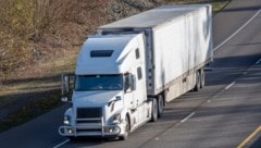 15 Migranten wollten in einem Kühltransporter illegal nach England einreisen. Sie wurden stark ...